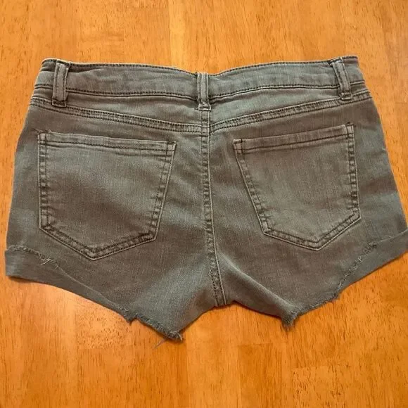 Refuge gray denim cutoff shorts size 2 - Picture 4 of 4